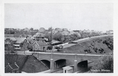12157 Gezicht op het viaduct over de spoorlijn in de Grebbeweg / Herenstraat te Rhenen, met op de achtergrond de ...